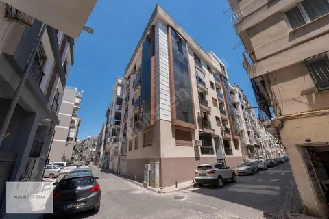 Karşıyaka Alaybey'de kapalı garajlı köşe 2+1 satılık daire, fotoğraf 1