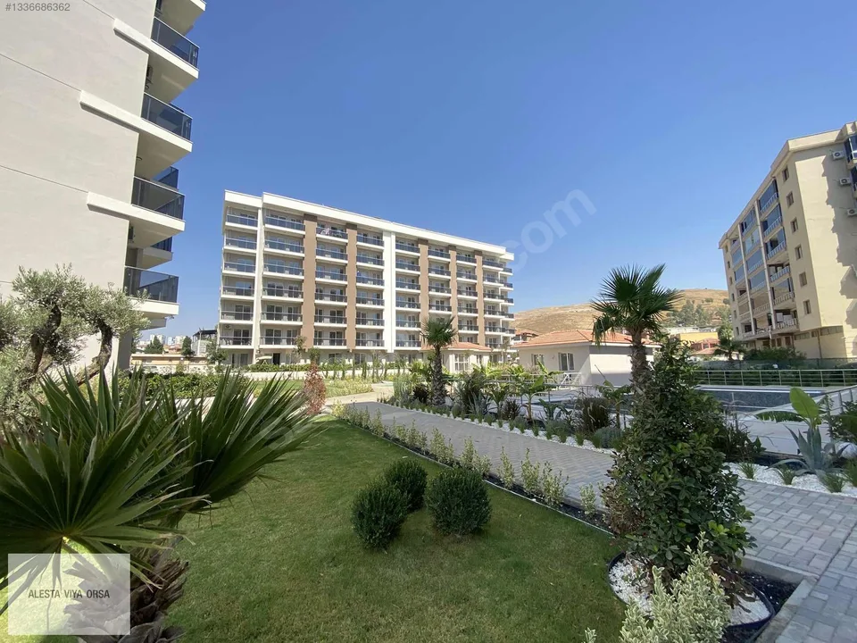 Çiğli Golden Park Sitesi'nde havuz cepheli 1+1 satılık daire, fotoğraf 2