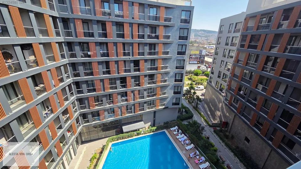 Coordinat Suits Bornova'da büyük tip eşyalı 1+1 satılık daire, fotoğraf 1