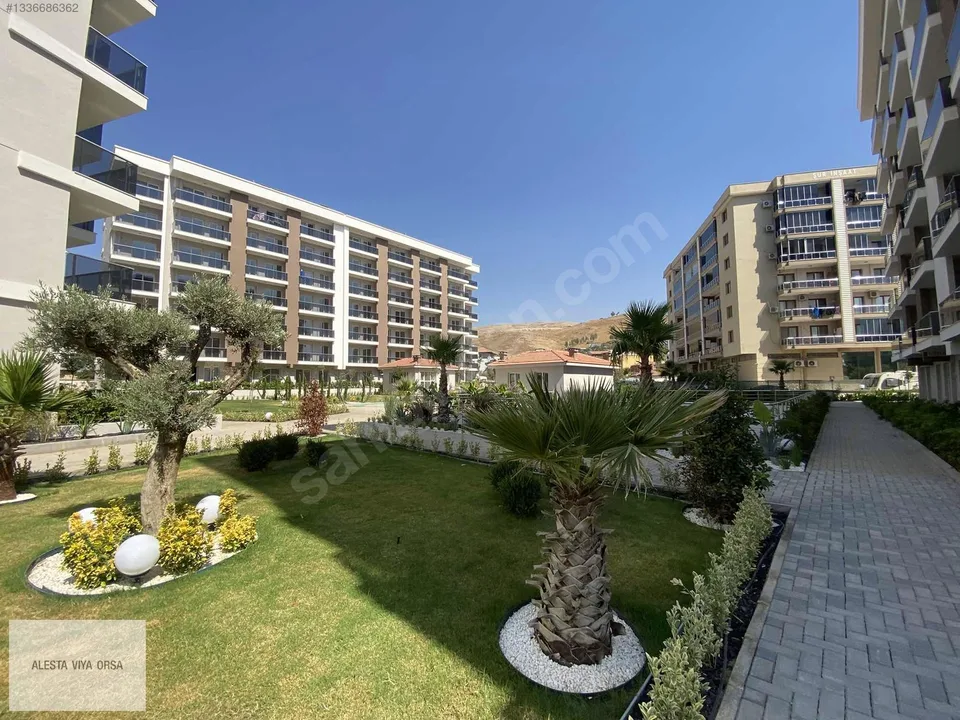 Çiğli Golden Park Sitesi'nde havuz cepheli 1+1 satılık daire, fotoğraf 1