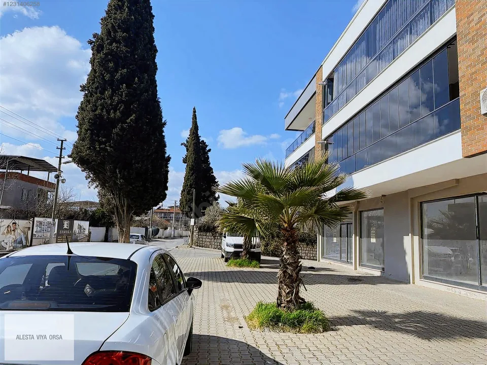 Menderes Görece'de cadde üzerinde 277 m² dükkan, fotoğraf 1