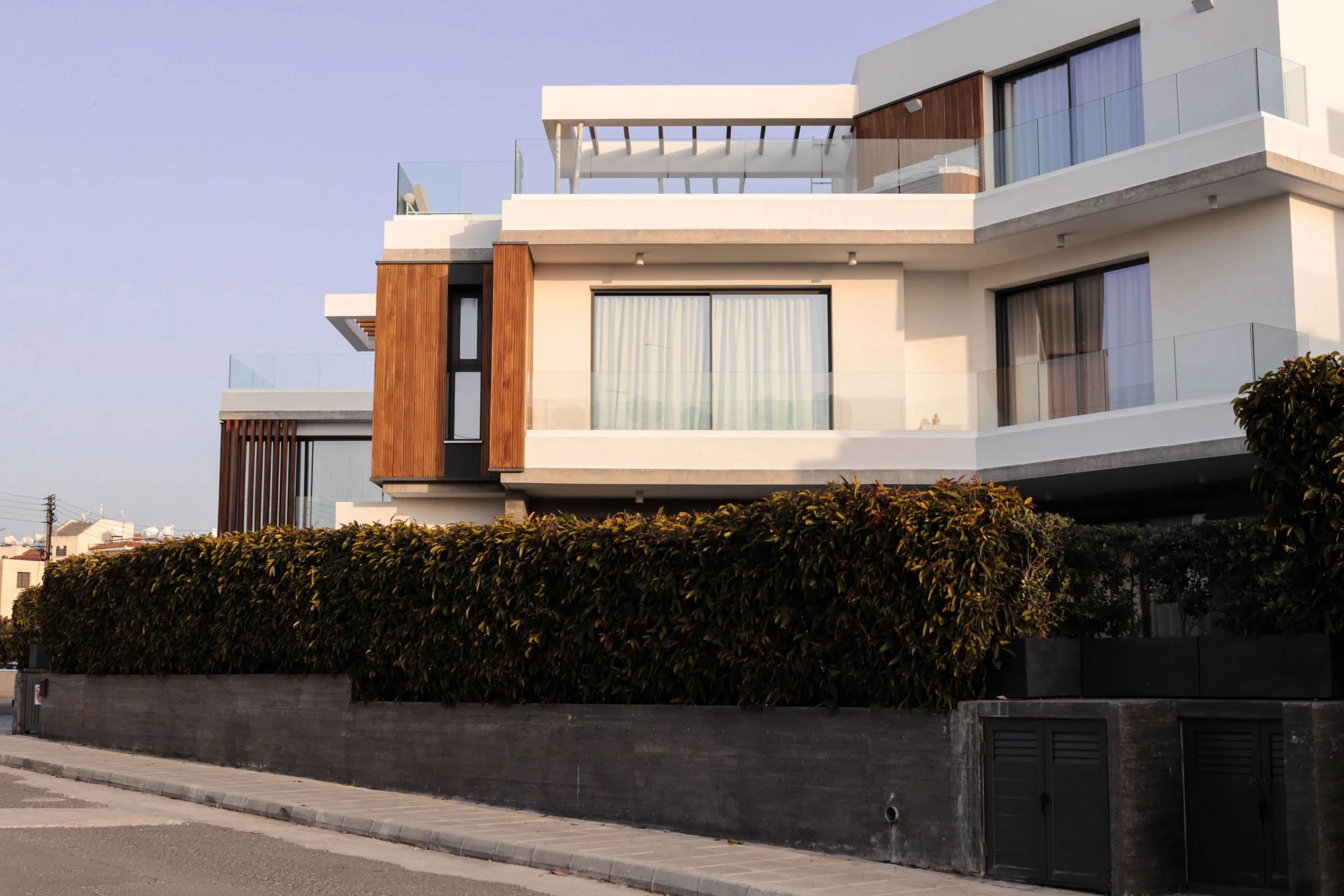 Ahşap detaylı, geniş teraslı beyaz bir villa